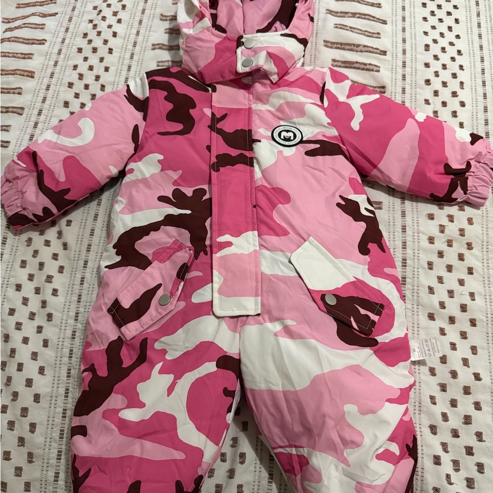 New never worn Pink Camo Snowsuit for Kids 2T